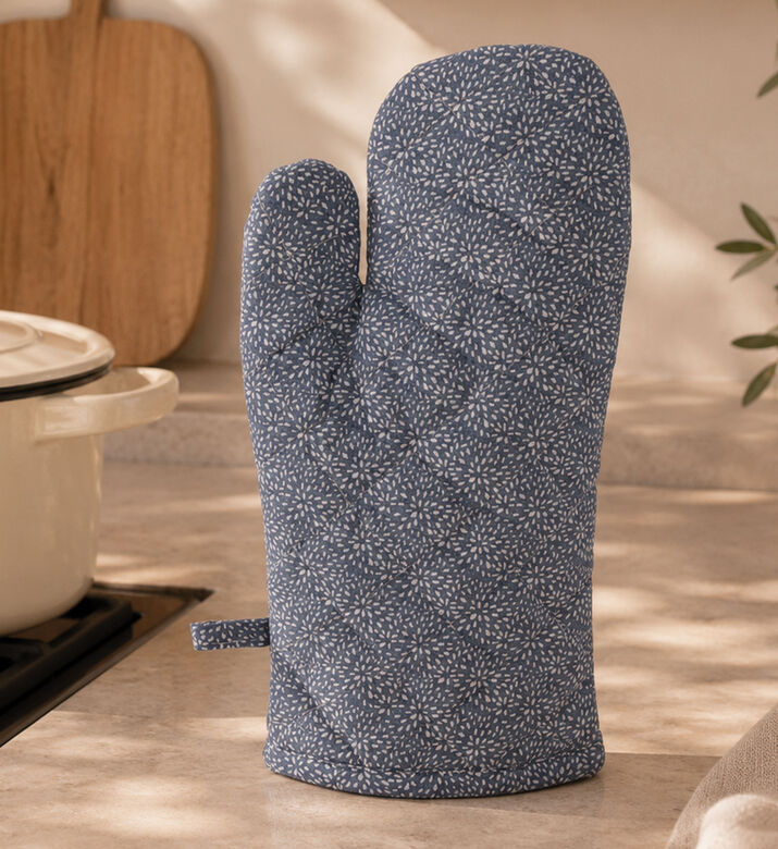 Home Deco and More Quilted Design Kitchen Glove, Blue, Packshot View