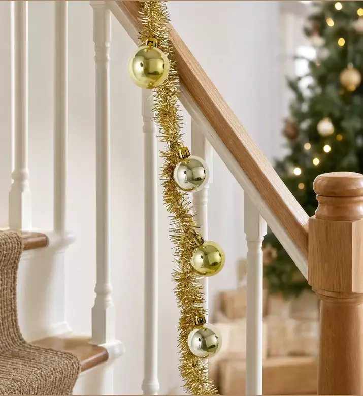 Shishi Festive Ball Tinsel Garland, Model View