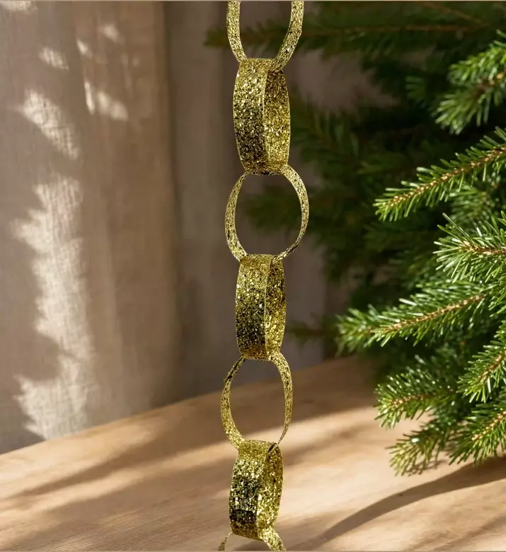 Shishi Sparkling Ring Garland, Model View