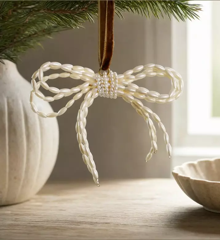 Shishi Pearl Bow Ornament 11x6 Cm, Model View