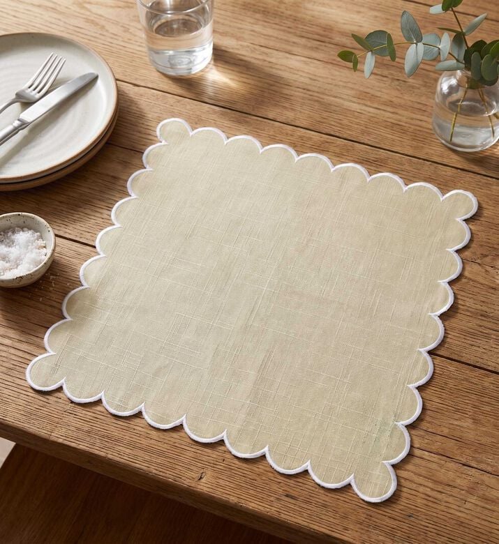Home Deco and More Adelina Scalloped Design Napkin, Green, Model View
