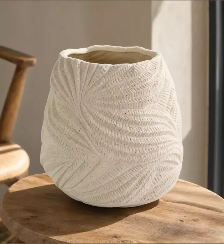 Shishi Ceramic Dune Vase Sand, Cream, 22-cm, Model View