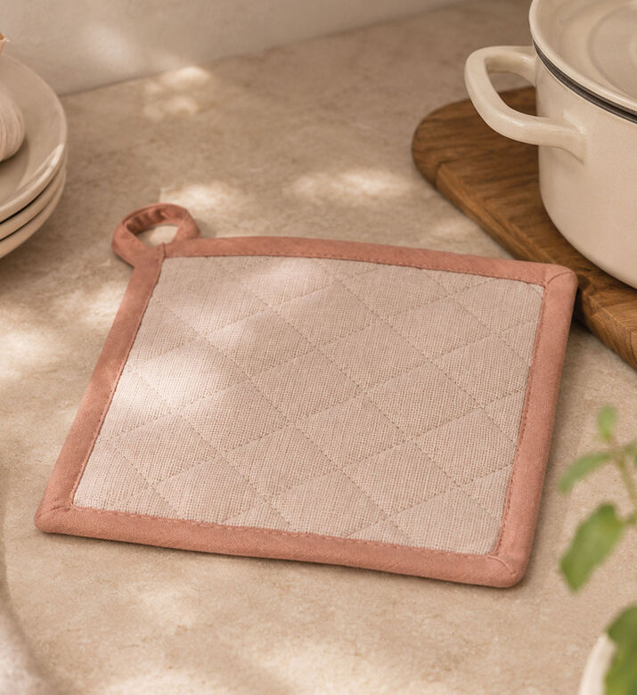 Home Deco and More Quilted Contrasted Border Pot Holder, Pink, Packshot View