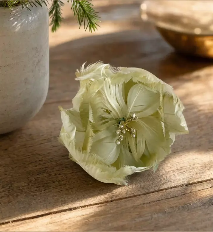 Shishi Feather Flower Bud Clip 10 Cm, Model View