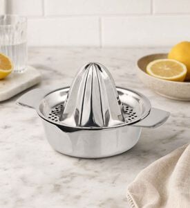 Gefu Pouring Spout Lemon Squeezer, Model View
