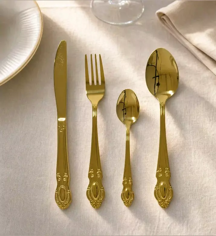 Kaemingk Gold Plastic Cutlery Set, Model View