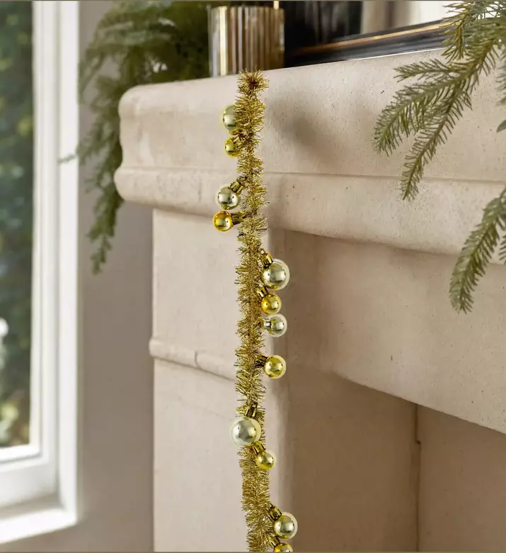 Shishi Small Ball Tinsel Garland, Model View