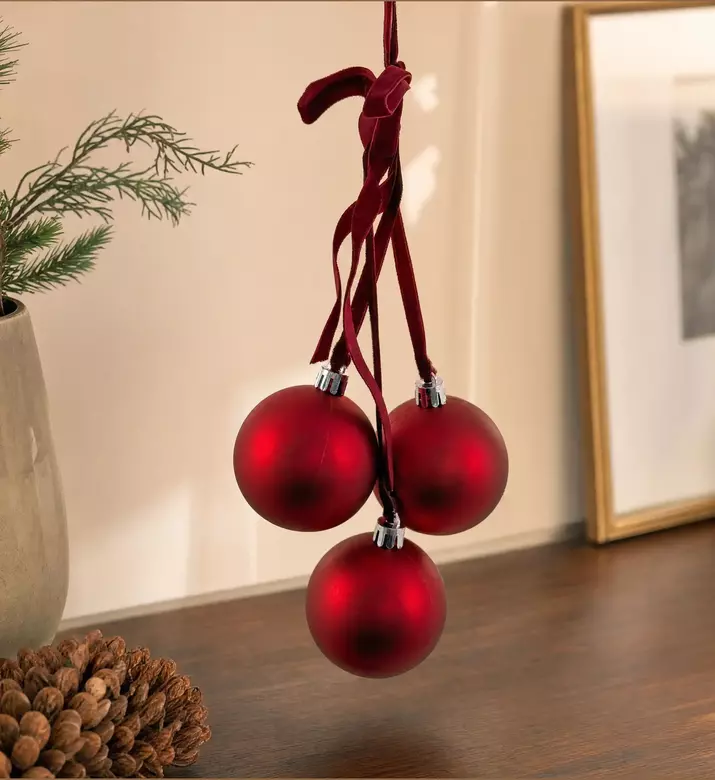 Shishi Velvet Ribbons Ball Bundle Set Of 3 32cm, Model View